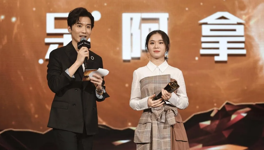 小象大鹅主播接受专访新青年未来职业选择热爱是源动力