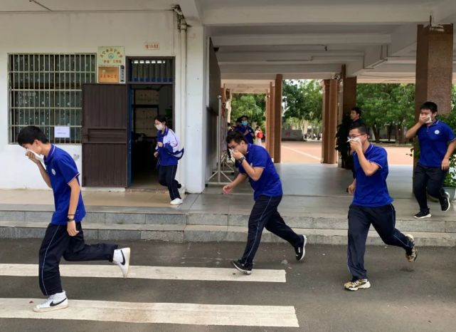 万宁中学举行20212022学年度第二学期应急疏散演练