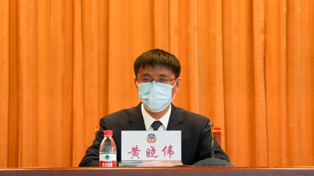 区委副书记,区长黄晓伟出席会议并讲话.