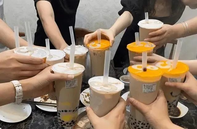 夏天到了,奶茶是现在好多年轻人都爱喝的,热了渴了,乏了困了,都要来一