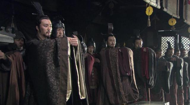 因为秦出公的母后还有一大群外戚把持着江山,与秦国的宗室之间产生了