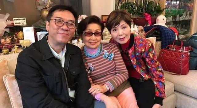 白雪仙耄耋之年贵气十足,众人齐聚为其庆生,仙姐至今未婚无儿女