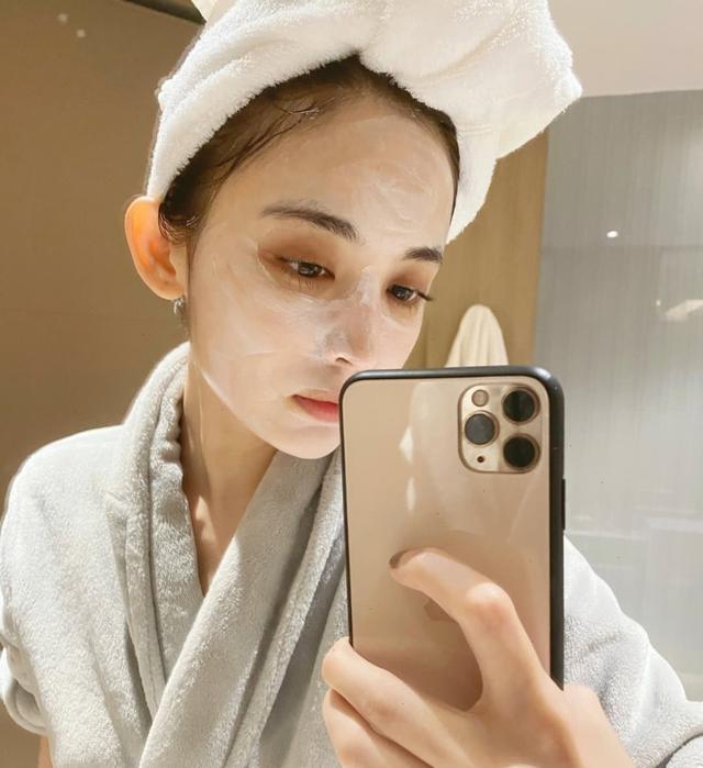 女生敷面膜时,尽量少犯这3个"错误"!不然毛孔容易变大