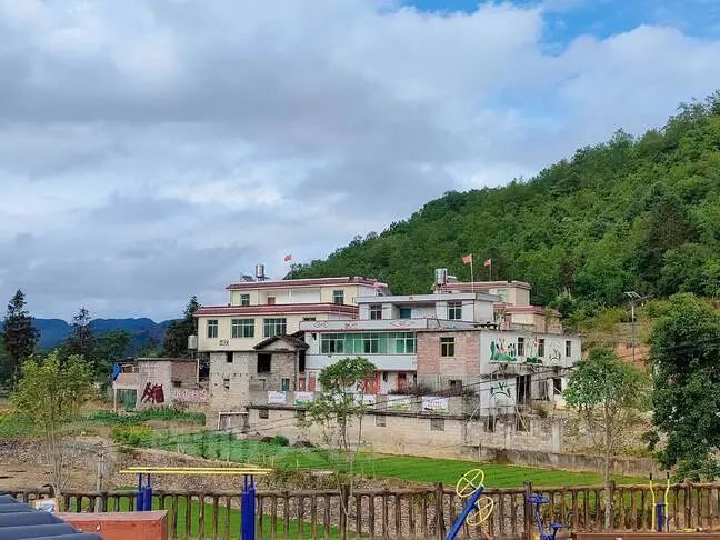 上寨村小组地处富宁县田蓬镇下寨村委会,距离边境线仅1.5公里.