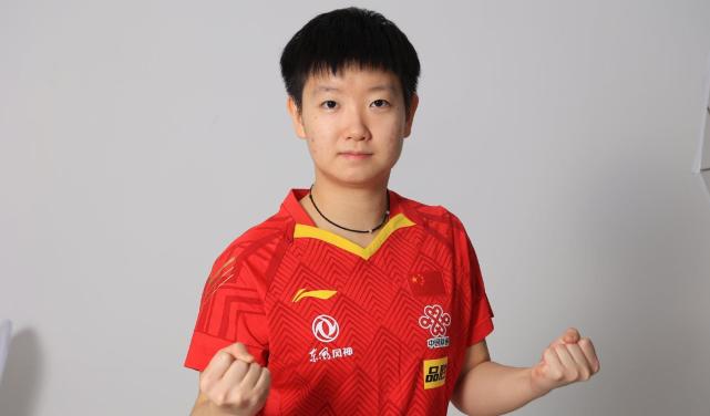 国乒暖心一幕陈玘护送孙颖莎上班两个教练陪小魔王球迷泪目