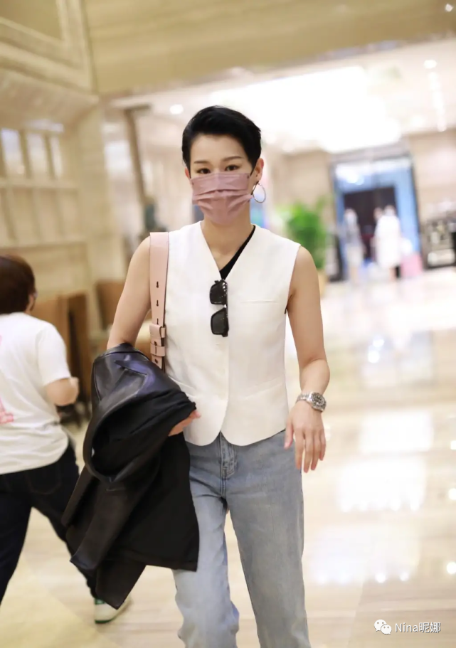 胡杏儿录制浪姐大变样梳二八分气场大开穿白马甲外八走姿好帅