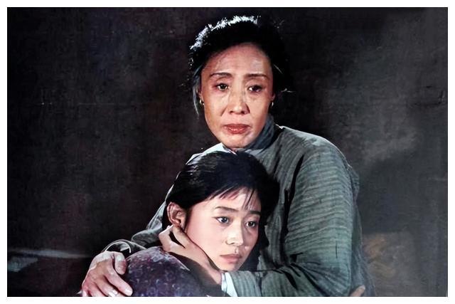 她曾与自己的学生倪萍一起,共同主演了电影《山菊花,王玉梅和丈夫