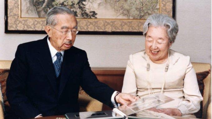 裕仁21岁那年和良子结婚,25岁成为天皇,并且放弃39个宫廷妃院,只要