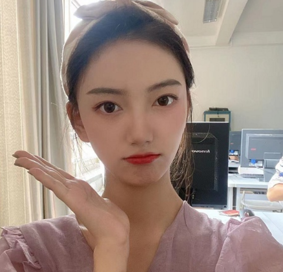 广东医科大学食堂剑姬事件,华理小仙女拿耳机事件,甚至回溯到清华腚姐