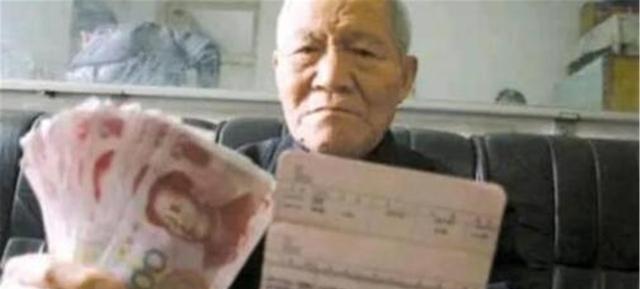 1958年，一个农民到银行存了77元。 60年后，他去取钱。他能得到多少？