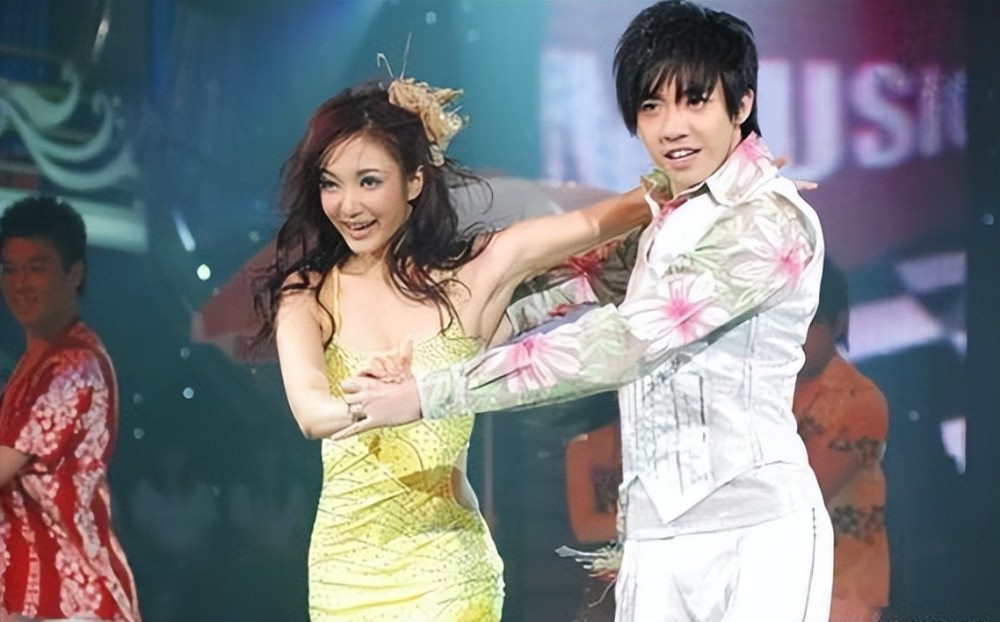 王君馨隔离中庆生和俞灏明连线,两人相识13年关系匪浅_腾讯新闻