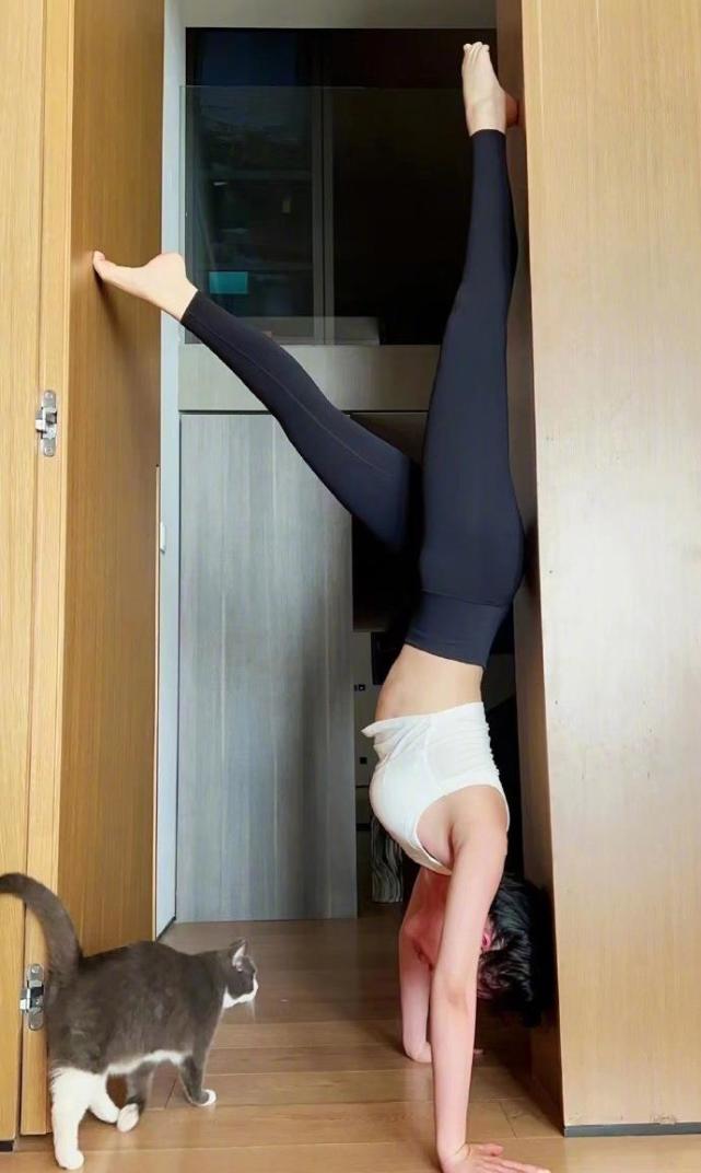 田朴珺晒健身日常!穿瑜伽裤秀核心力量,胳肢窝处的刺青抢镜