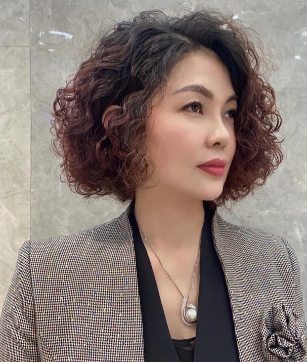 五六十岁的女人尽量避开老年款发型这些显气质的发型更适合