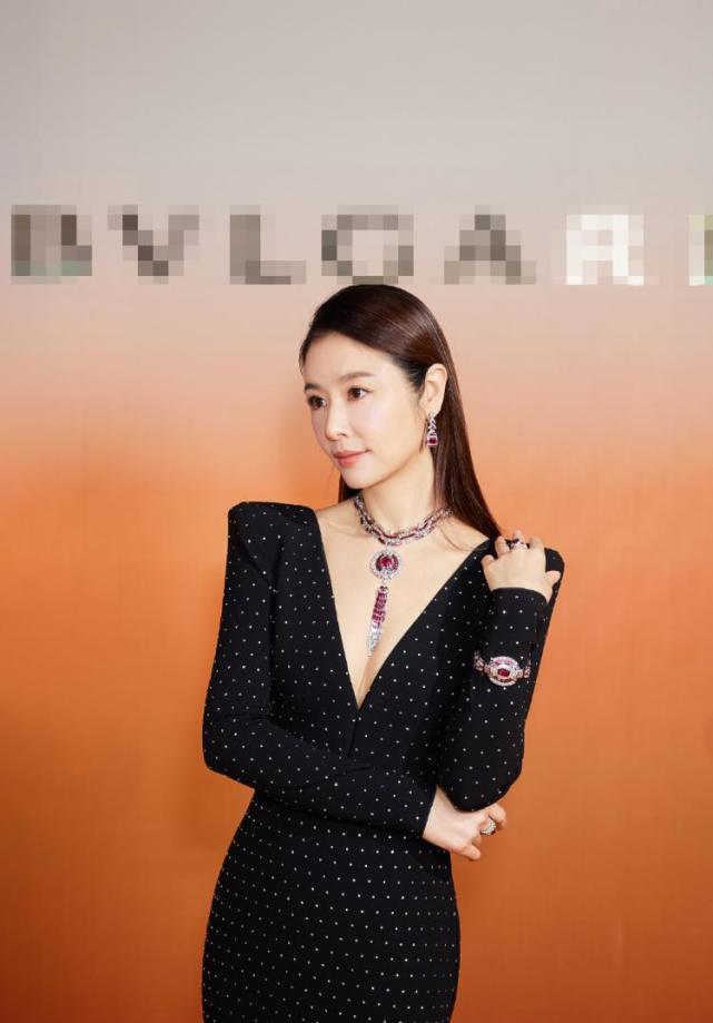 林心如穿黑色深v礼服 戴超大红宝石项链吸睛