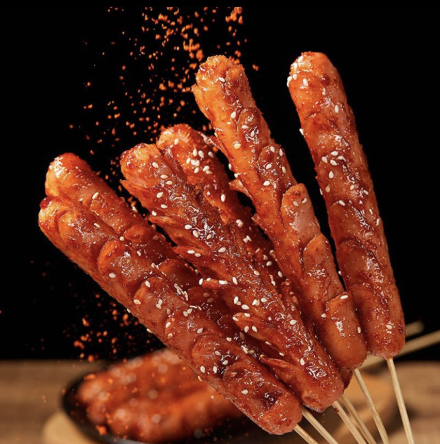 搅拌均匀备用制作步骤:剥开肠衣,两面切刀花,方便炸透