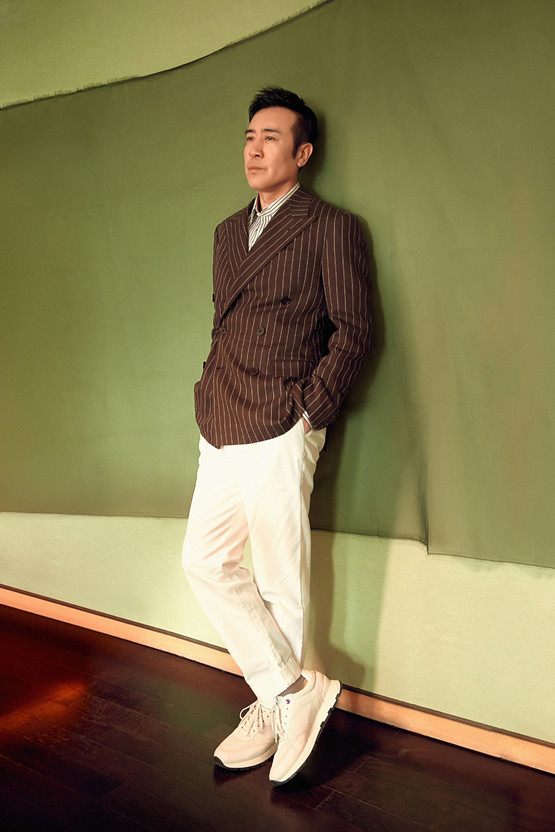 哪怕是成熟男性,选择个性化的衣品,像于和伟这样,条纹西装配九分裤,一