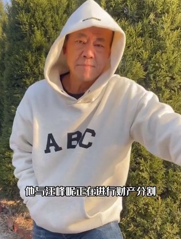 章子怡夫妇打羽毛球被拍汪峰身材圆润胖一圈头发稀少秃顶被嘲