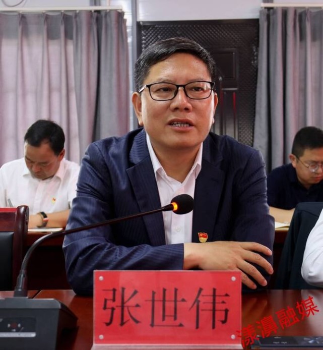 县委书记张世伟出席签约仪式并讲话,县委副书记,县长李庚昌代表县人民