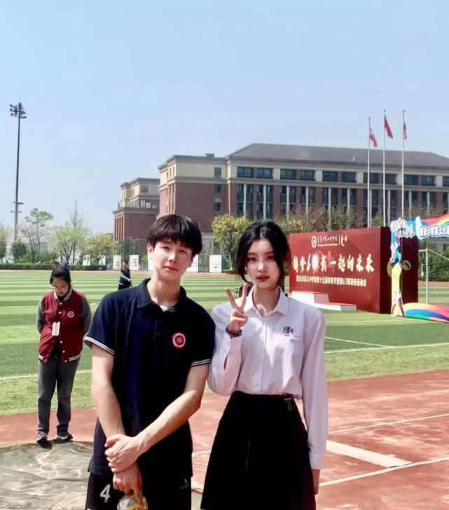 重庆八中美女校花走红,王俊凯的母校再次出名,评论区却一股酸味