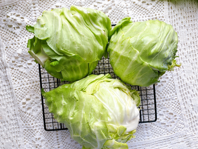 2,开始准备馅料,这里有3个牛心包,为了营养搭配更均衡,我加了鸡蛋和