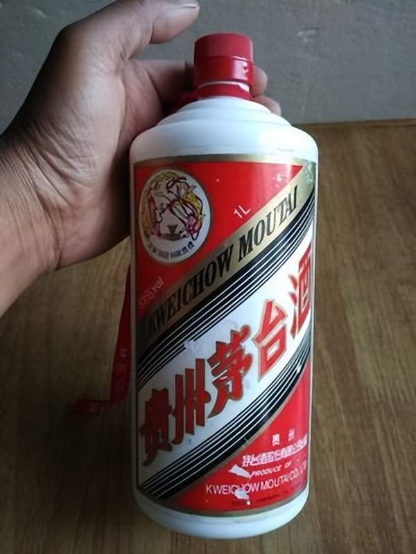 1,茅臺酒瓶是玻璃瓶,不是陶瓷瓶茅臺酒瓶,光潔如瓷.