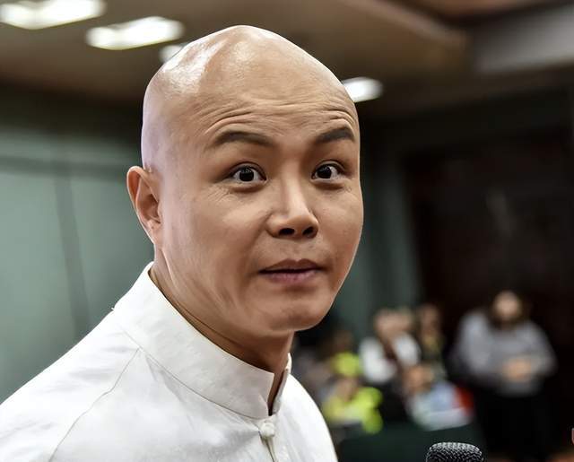 主持人乐嘉近况曝光,身穿白色t恤剃着光头,曾在节目现场耍酒疯_腾讯