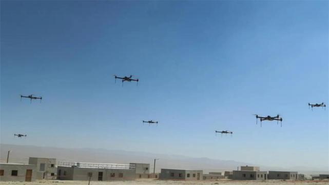 无人机蜂群创世界纪录一旦应用到战场又能侦察又能打