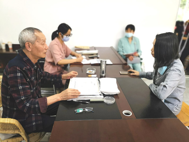 老中医李伯藩在为患者诊断.