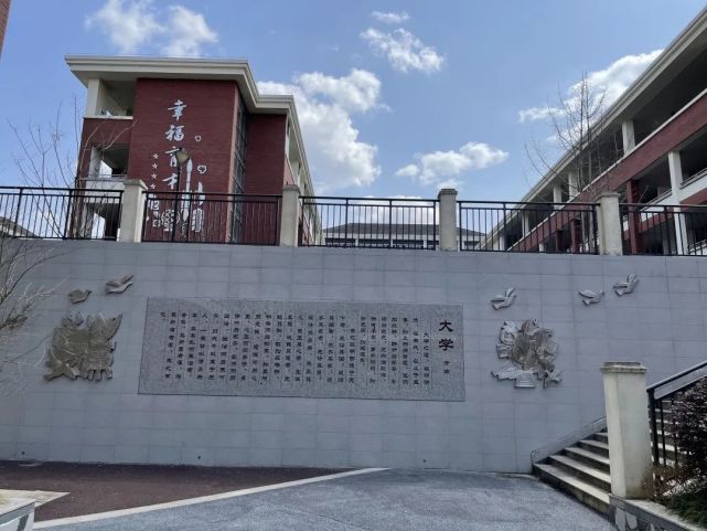 綿陽中學資陽育才學校是川綿教育投資集團出資建設,綿陽中學統一進行