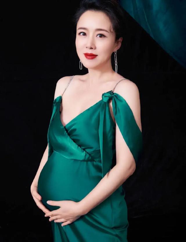 颜丹晨的大肚子的写真也很唯美,一袭墨绿色的吊带裙优雅又性感,别具小