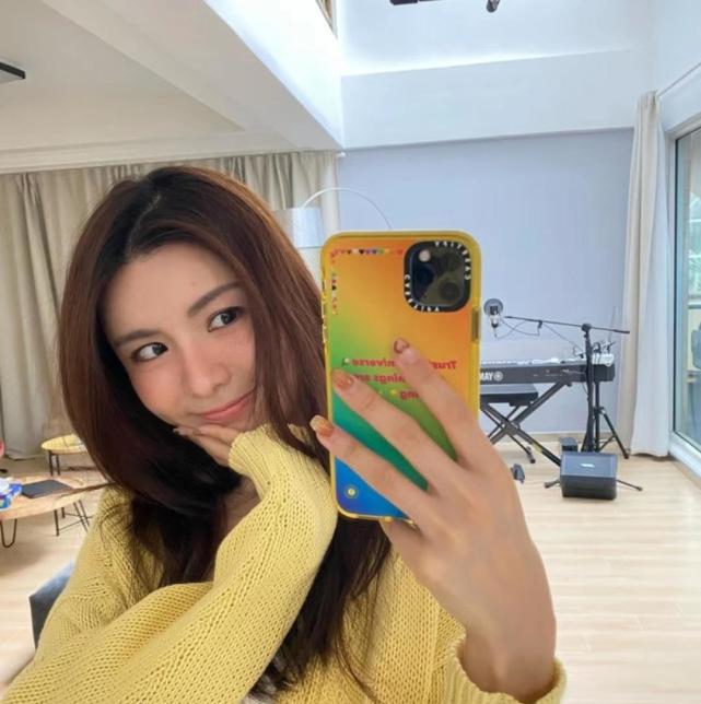 而在沈震轩说完这番话之后,突然镜头中出现了女友陈欣妍的身影,并且还