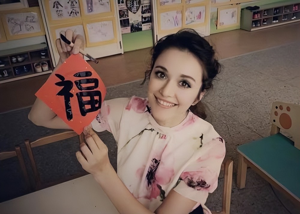 这位嫁入中国的艺术体操冠军就是——瑞莎-巴库洛娃.