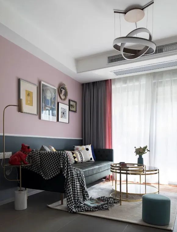 站在门口看下整个空间,面积不大但视野开阔,大面积淡粉色和深绿色的