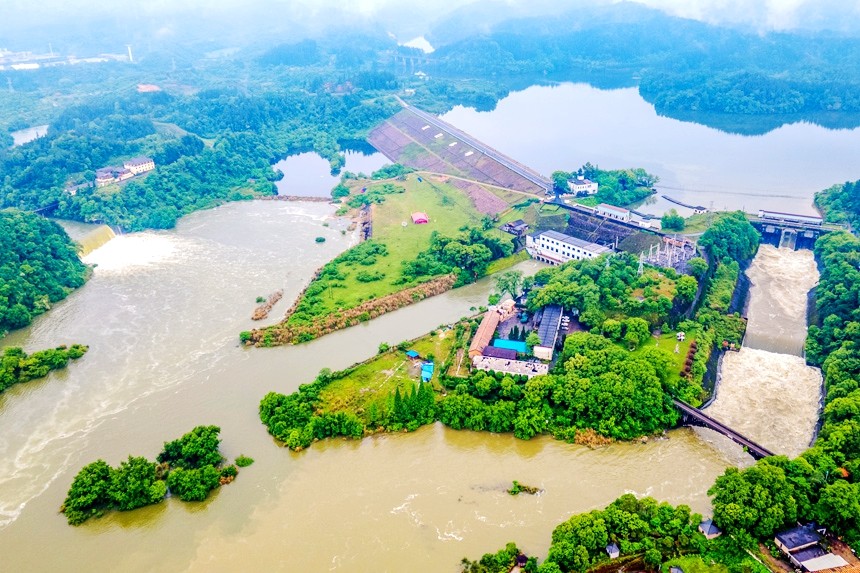 江西新余受连续降雨影响江口水库开闸泄洪