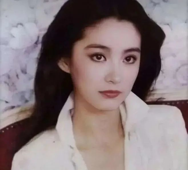 今年流行三白眼美人