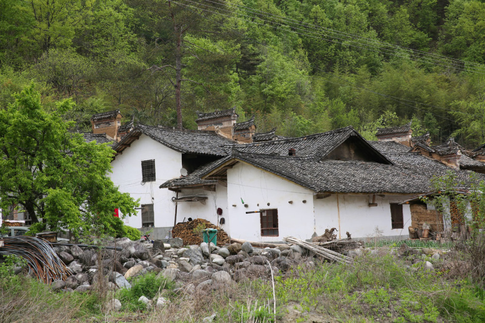 陕南大山里的百年古宅 86岁奶奶住了70来年 年久失修部分倒塌 腾讯新闻