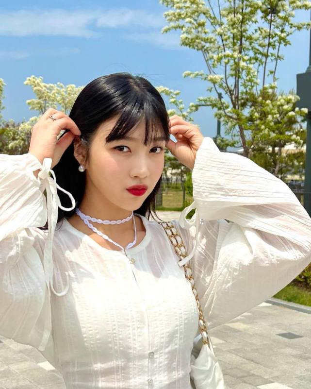 纯白的夏日时尚,red velvet朴秀荣红唇妆,纯真中透露出性感美!