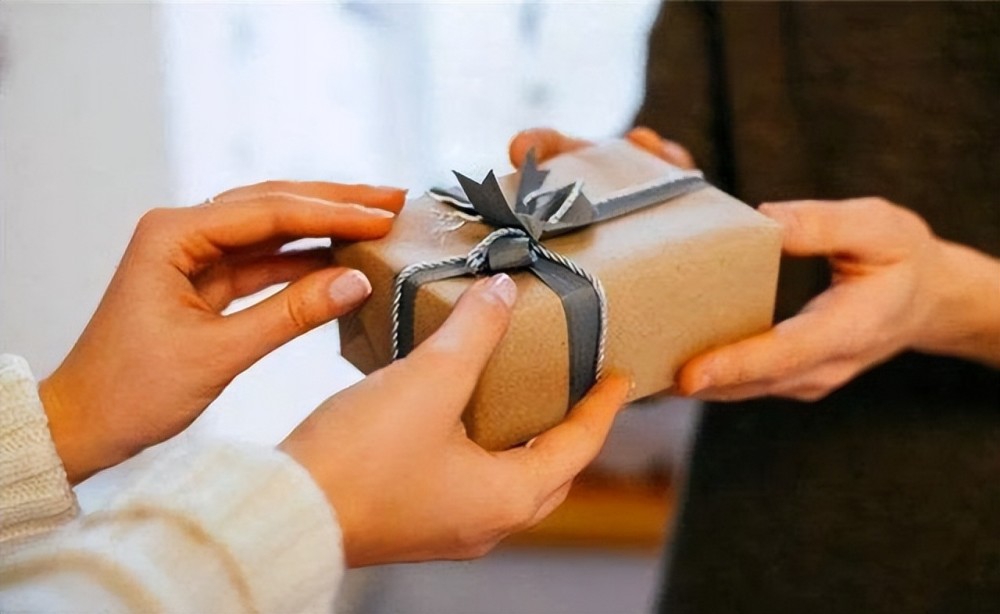 求人办事是先送礼还是后送礼记住这三点人脉越来越广