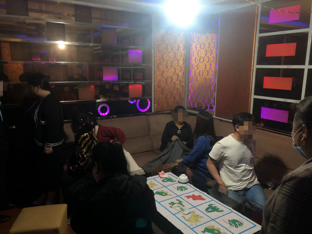 ▼▼▼将正在参赌的12人一举抓获查处一起赌博案在县城综合市场某ktv