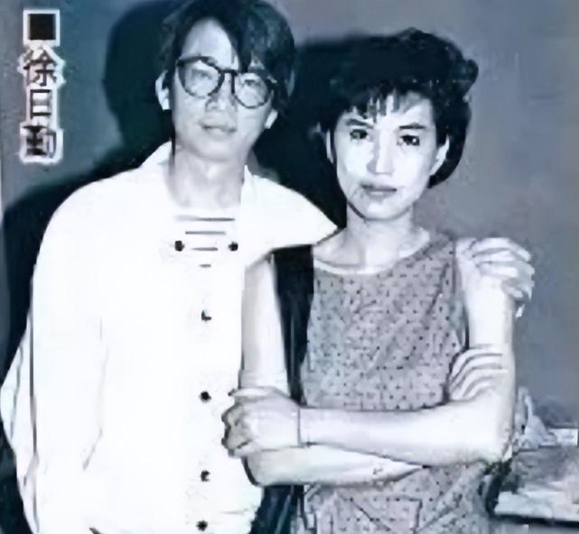 原来,当初徐日勤在结识余绮霞之前,人家是有正牌女友的,但是因为余