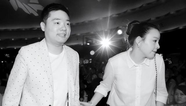 丁俊晖身家过亿,代言广告不断,打球成副业,妻子颜值不输潘晓婷