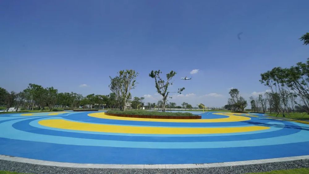 毽子操跳累了来空港体育公园继续初夏运动狂欢