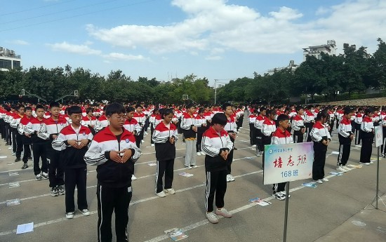 图为巧家县第三中学日常大课间,三千学生以班为单位,聆听《静思序尊