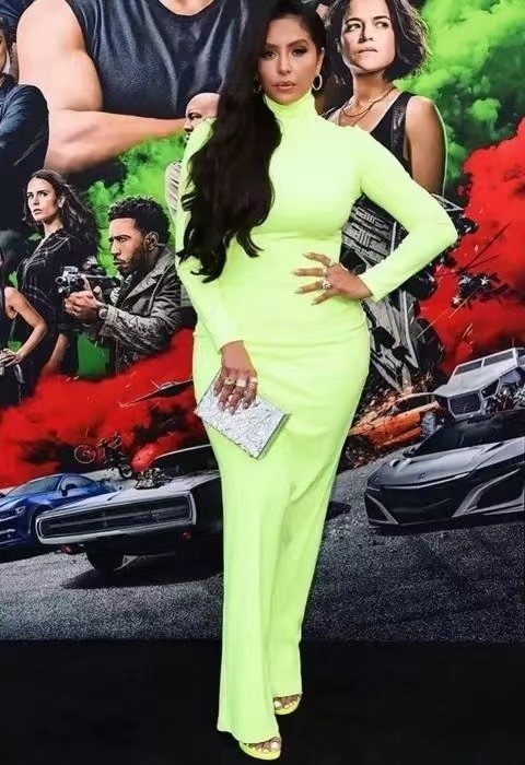 瓦妮莎罕见曝全身照40岁却宛如少女充满活力出海游玩心情大好