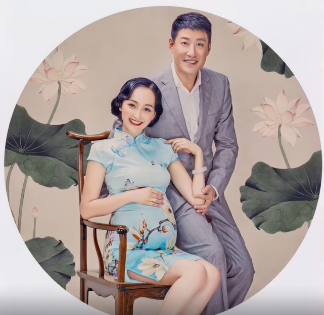 47岁于震晒全家福庆生二婚娇妻抱娃出镜和6个子女同框好温馨