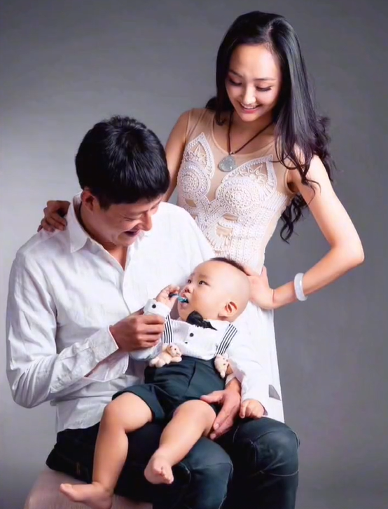 47岁于震晒全家福庆生二婚娇妻抱娃出镜和6个子女同框好温馨