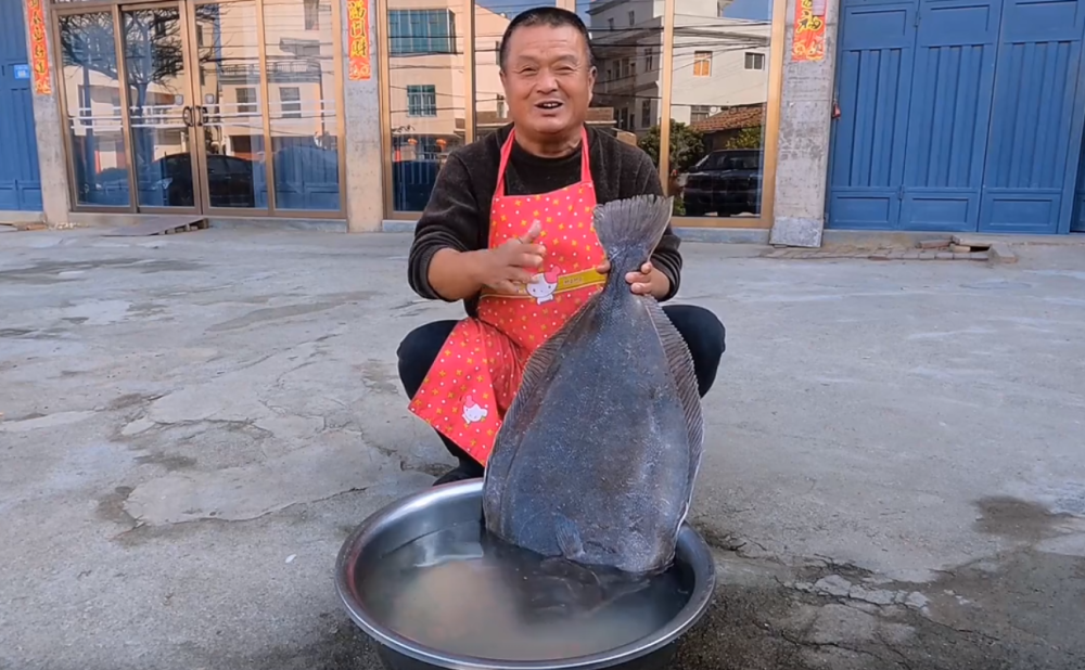 阿胖山乡村大厨做美食赢得百万粉丝爆红后带村民发家致富