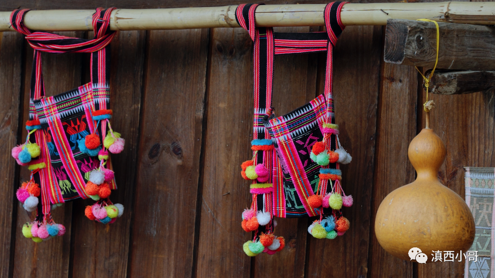 葫芦是拉祜族的图腾,村里街道上的大建筑,家里的装修,衣服上的花纹