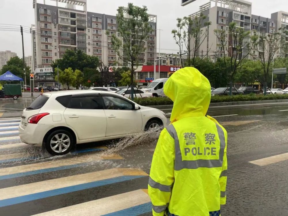 大雨傾盆雨警傾情龍南交警雨天執勤護平安