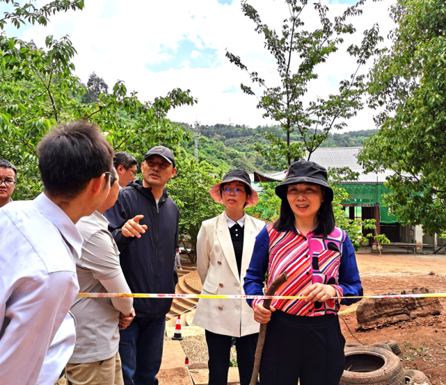 刘春菊一行深入到宝石洞旅游项目建设现场,实地查看项